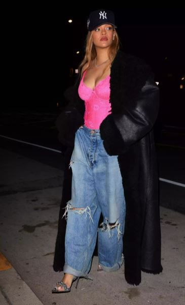 Rihanna con lencenria rosa y jeans wide leg