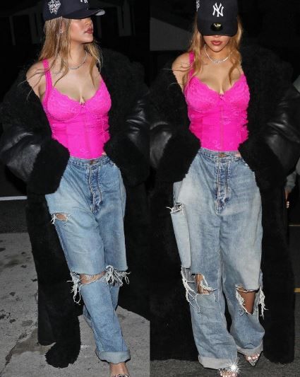 Rihanna con lencenria rosa y jeans wide leg