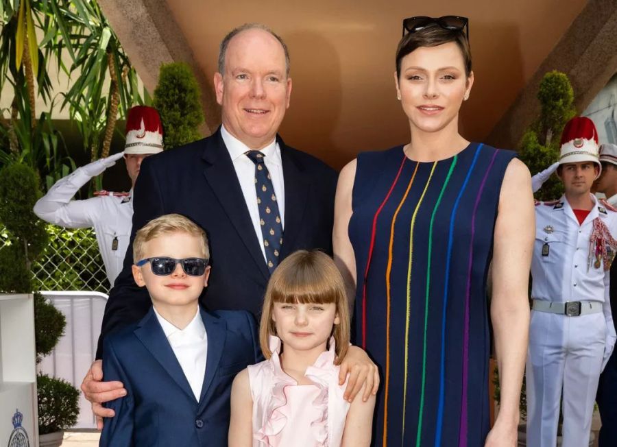 CHARLENE Y ALBERTO DE MÓNACO JUNTO A SUS HIJOS Jacques y Gabriella