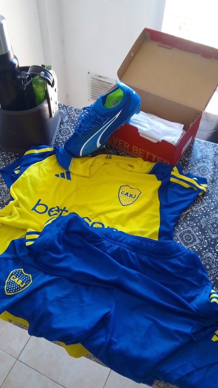 Gestos de grandeza: los jugadores de Boca le regalaron botines y ropa a los de Estudiantes de Caseros