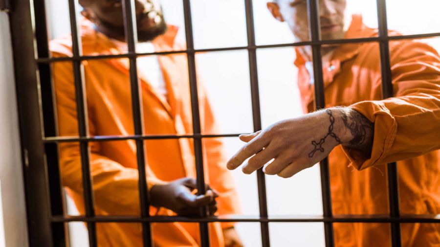 Por qué los trajes de los presos eran de rayas o naranjas? - Quora