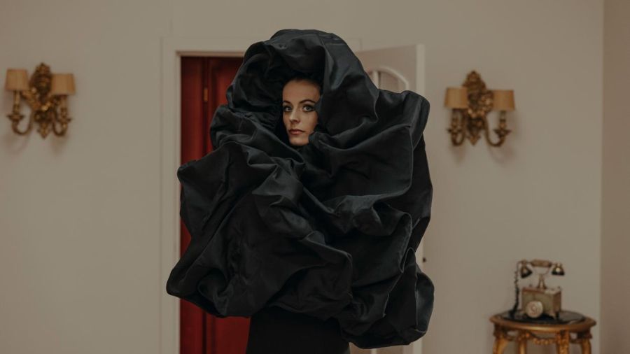 “Cristóbal Balenciaga”, la serie que muestra el lado oculto del diseñador español