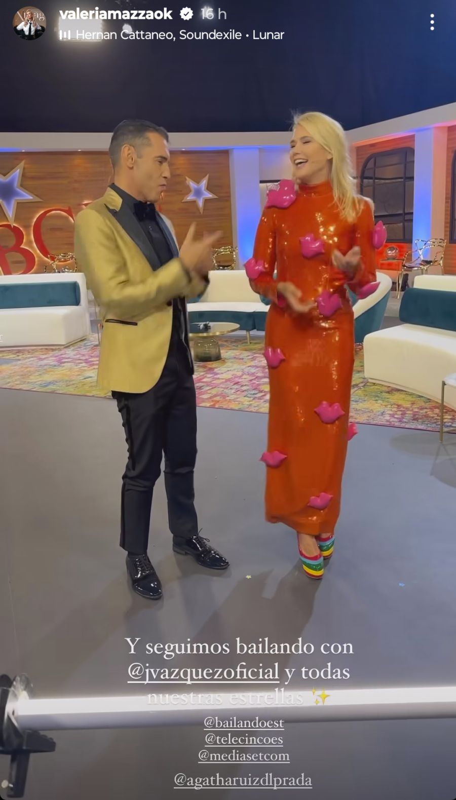 Valeria Mazza apostó por un jugado vestido tridimensional para conducir en la tv española