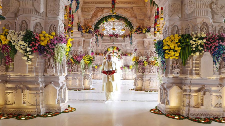 Fotogaleria El primer ministro de la India, Narendra Modi, entra al templo de Ram para consagrarlo oficialmente en Ayodhya, en el estado indio de Uttar Pradesh