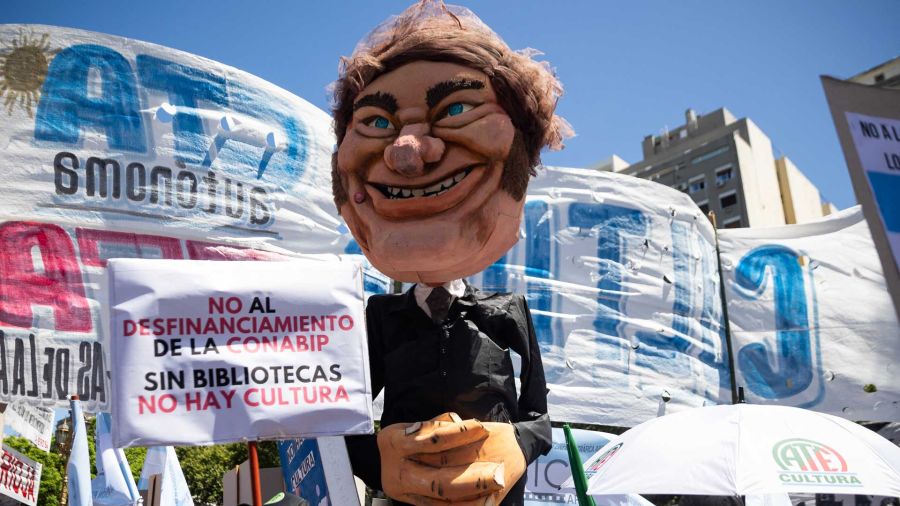 Fotogaleria Un títere del presidente argentino Javier Milei es visto durante una manifestación durante una huelga nacional contra el gobierno de Javier Milei en el centro de Buenos Aires