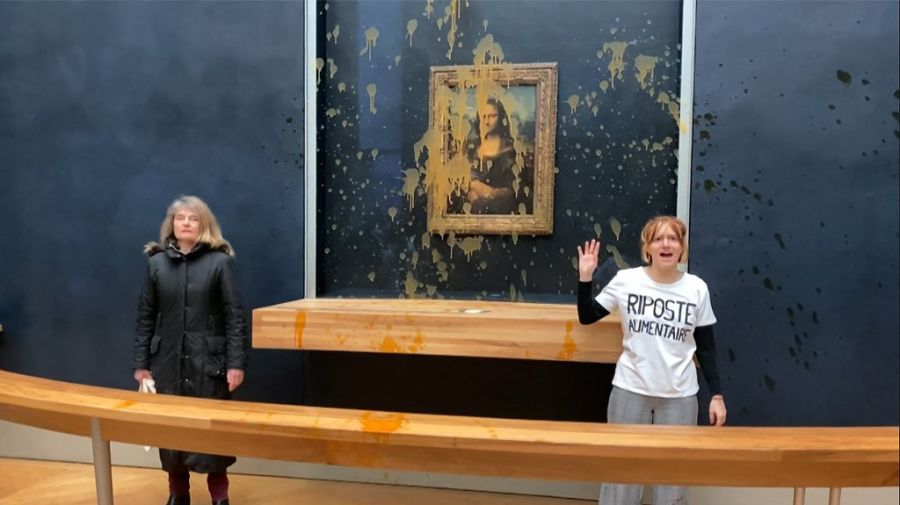 Activistas ambientales lanzaron las de sopa al vidrio que protege a La Gioconda en el Louvre.
