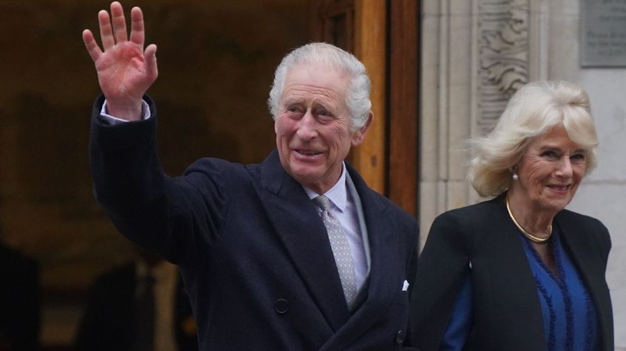El rey Carlos III fue dado de alta a tres días de su operación: así salió de la clínica con Camilla