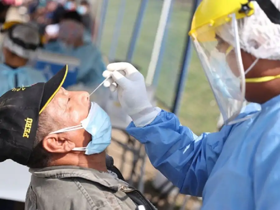 Es clave estar al día con la vacunación y ventilar los hogares, porque el coronavirus sigue mutando.