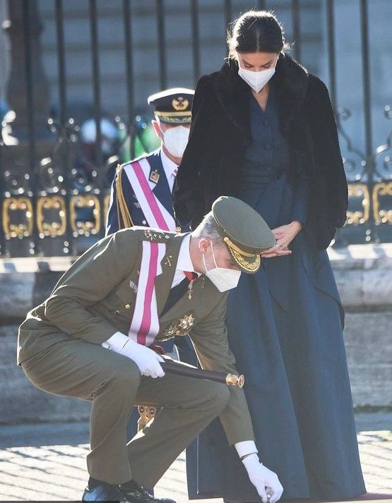 el Rey Felipe se agacha a levantar la joya de su esposa.