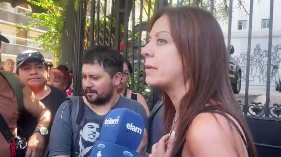 Referentes de comedores populares reclaman afuera de la Casa Patria Grande y salió la ministra Petovello.