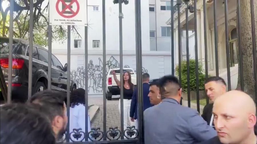Referentes de comedores populares reclaman afuera de la Casa Patria Grande y salió la ministra Petovello.
