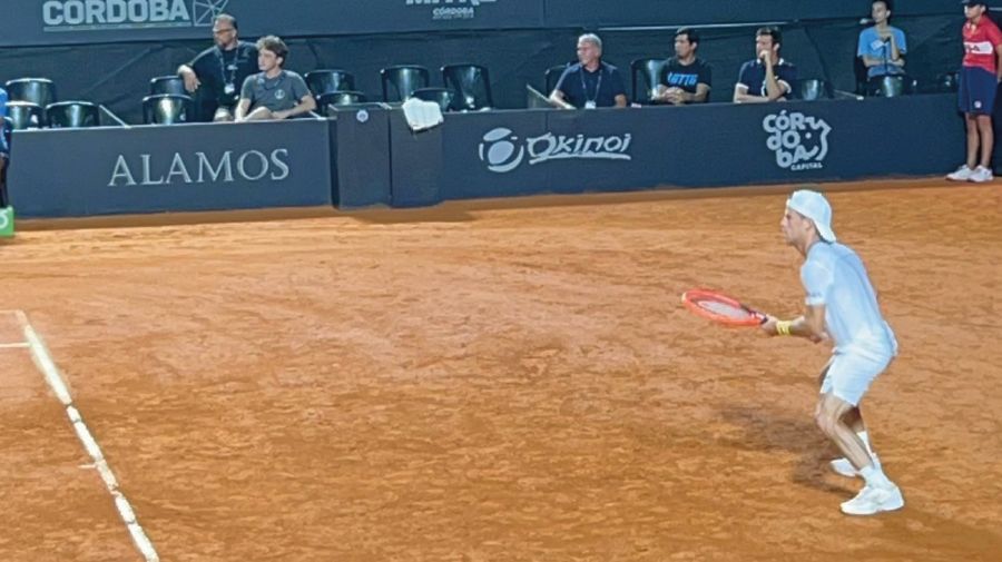 El Peque bajo la mirada de Burruchaga en el abierto de tenis en Córdoba