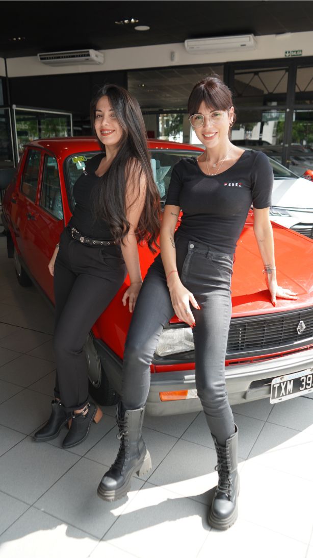 Camila y Carla junto al Renault 12 del video viral
