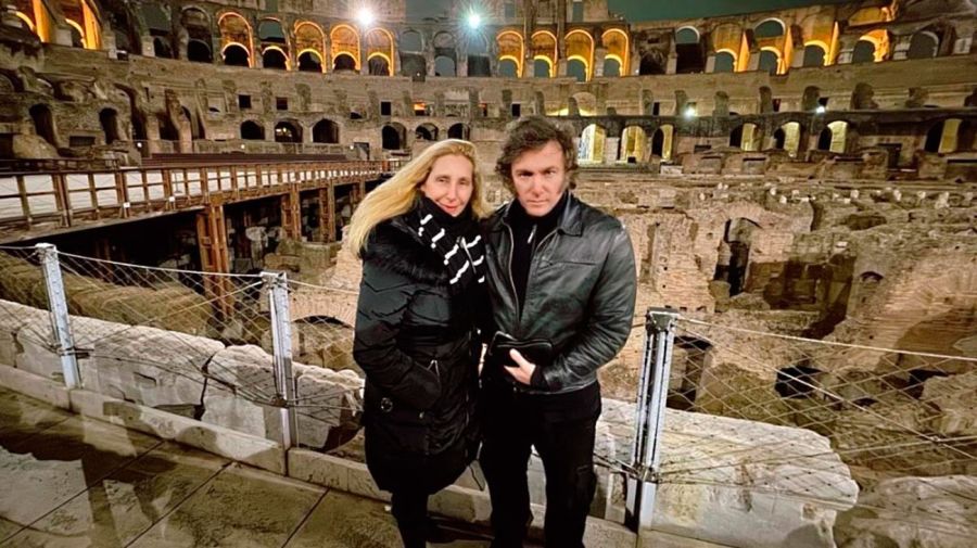 El presidente Javier Milei y su hermana Karina en el Coliseo Romano.