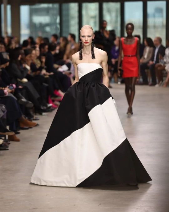 Carolina Herrera propone un romanticismo cosmopolita para este otoño-invierno 2024