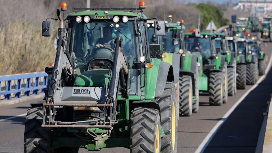 Agricultores cortan los accesos a Tarragona, España