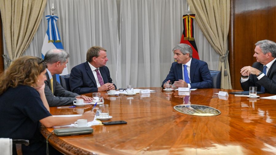 Reunión entre el ministro de economía, Luis Caputo y el embajador alemán en Argentina, Dieter Lamlé 