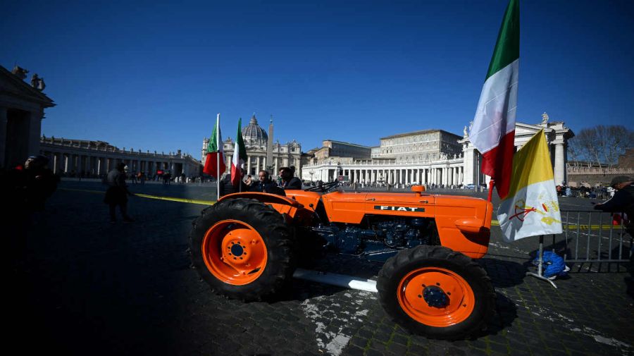 Agricultores italianos le regalan al Papa un tractor y llevan a San Pedro a la vaca Ercolina 20240219