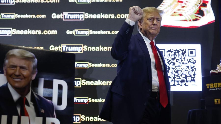 Never Surrender: Donald Trump lanzó una marca de zapatillas tras recibir una millonaria multa de un juez.