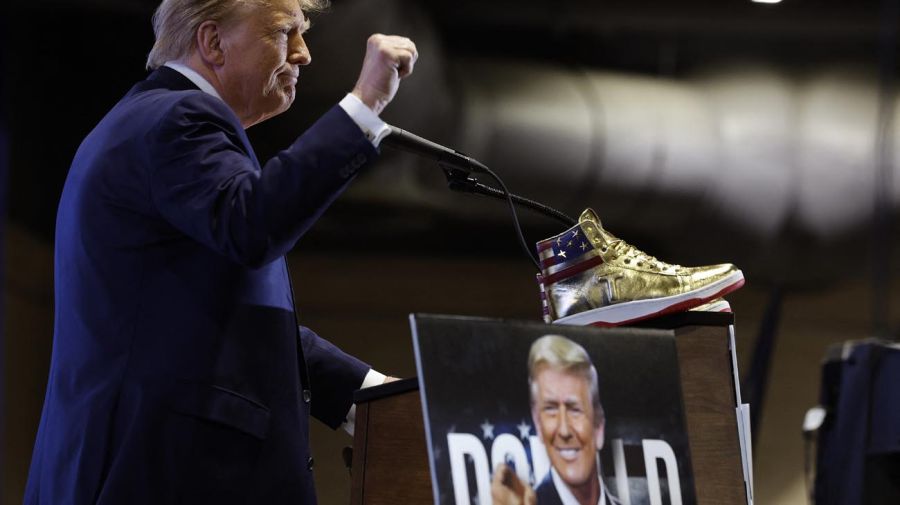 Never Surrender: Donald Trump lanzó una marca de zapatillas tras recibir una millonaria multa de un juez.
