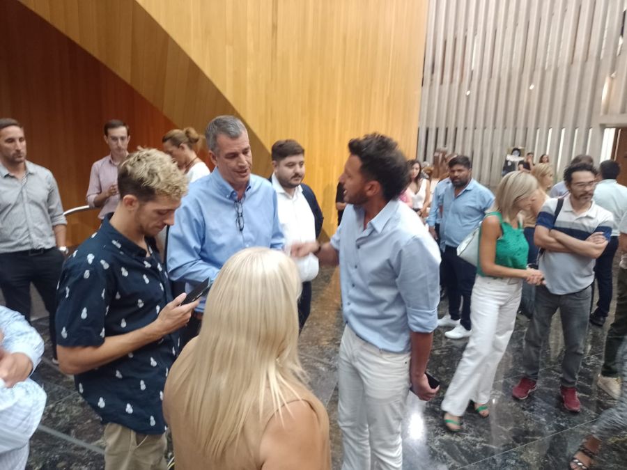 Legisladores de Córdoba discutiendo en los pasillos