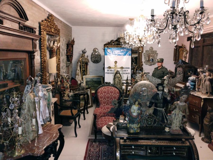 Interior de la vivienda en Saldán con tesoros de la época colonial
