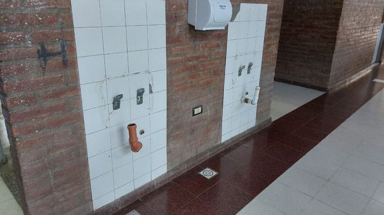 Una escuela de Córdoba ladrones se llevaron hasta inodoros y lavatorios.