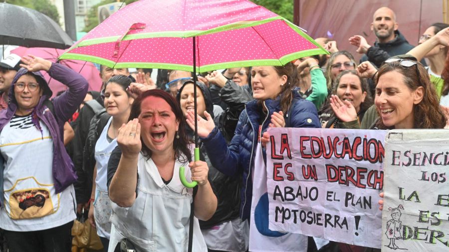 Fotogaleria Docentes agrupados en el gremio Ctera iniciaron hoy un paro nacional por 24 horas en coincidencia con el comienzo de las clases en ocho provincias