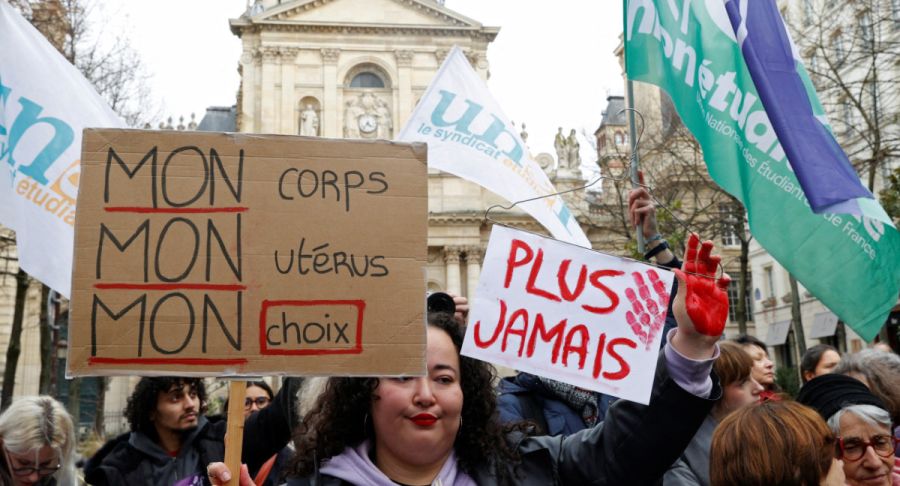 Francia se convierte en el primer país en el mundo en inscribir el aborto en la Constitución