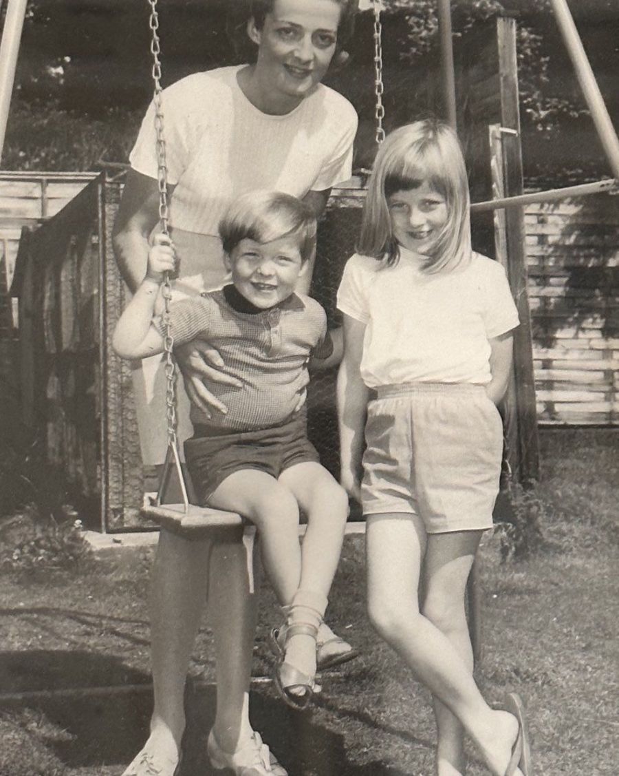 Charles Spencer publicó una foto inédita de su infancia junto a Lady Di y su madre