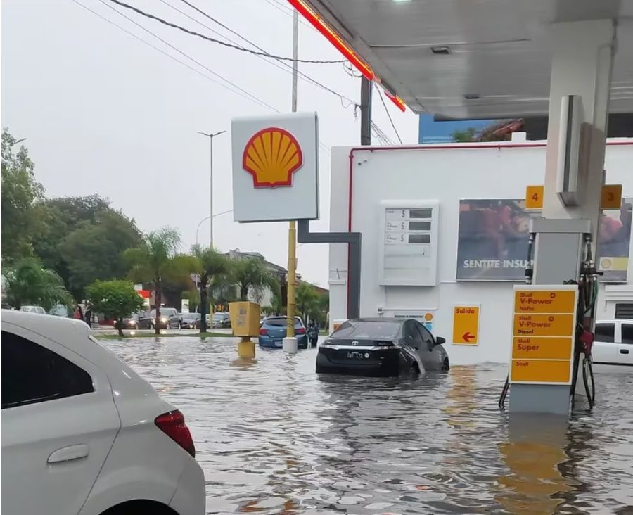 Una estación de servicio Shell bajo el agua.