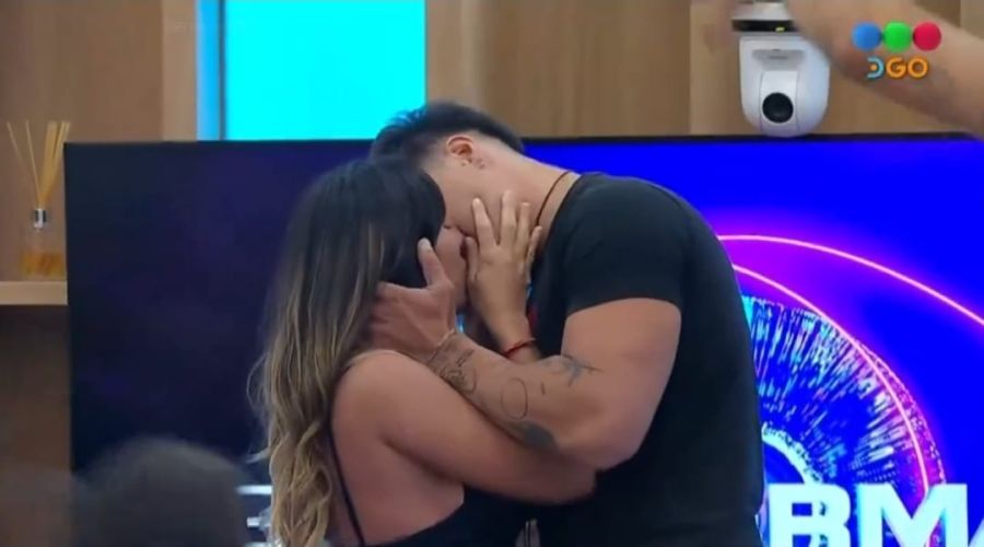 Catalina Gorostidi y Mauro Dalessio a los besos