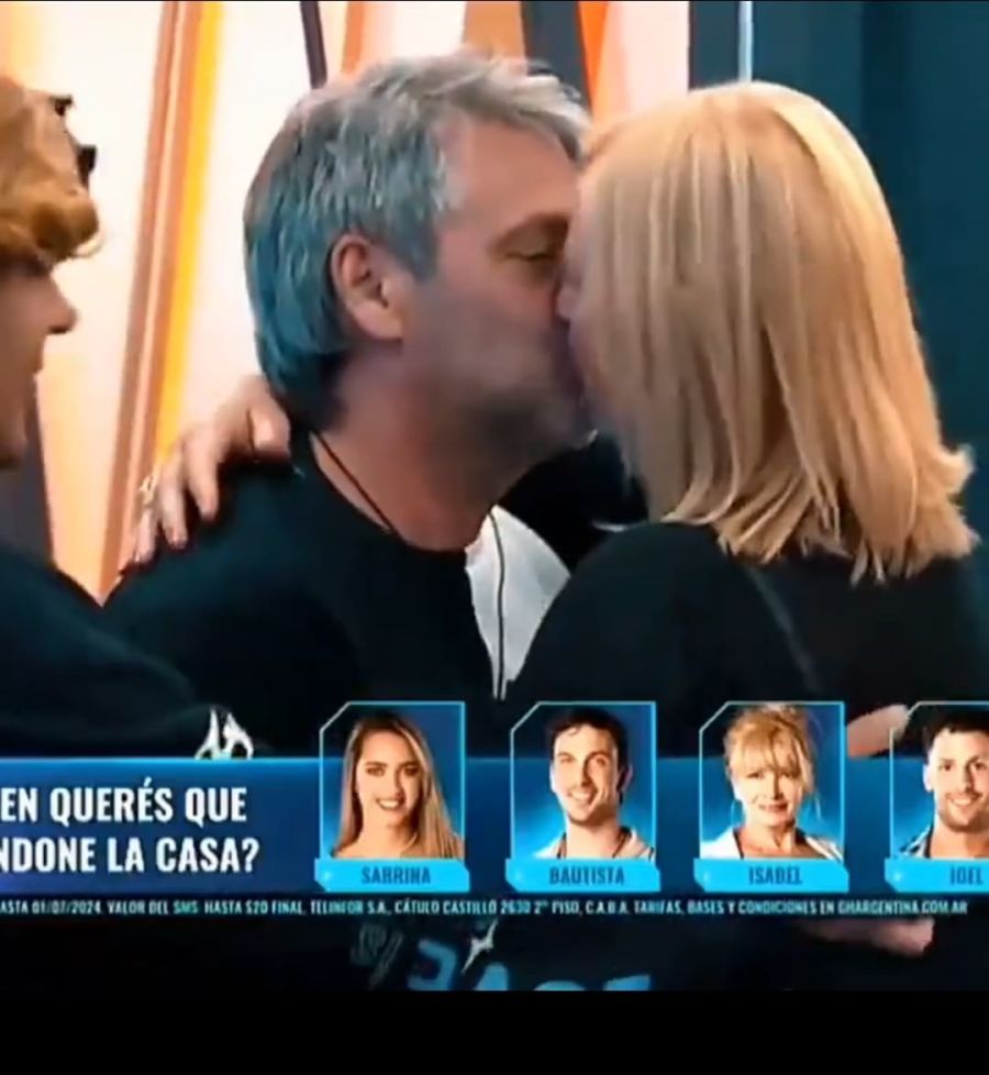 Darío Martinez Corti y Virginia Demo a los besos 