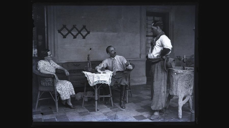 Una mujer y un hombre sentados en una galería junto a una mesa