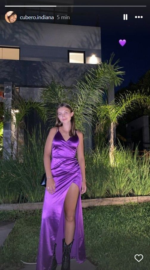 Indiana Cubero lució un espectacular vestido violeta eléctrico para salir de fiesta