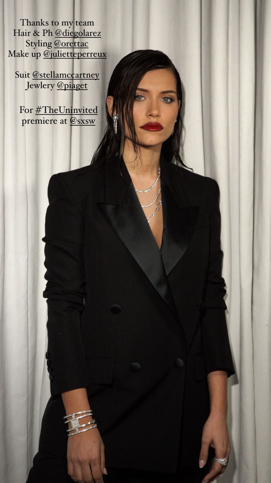 El espectacular look total black de Eva Dominici para el avant premiere de su película