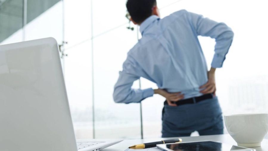 La buena postura en los espacios de trabajo previene diversos dolores corporales.