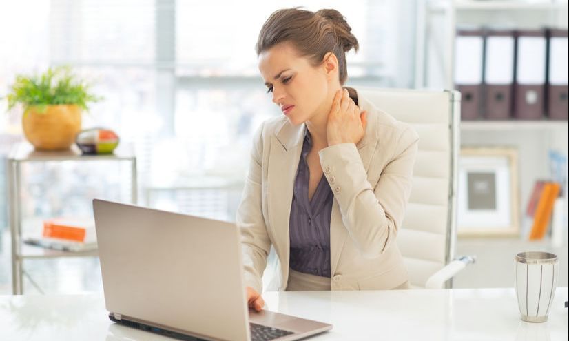La buena postura en los espacios de trabajo previene diversos dolores corporales.