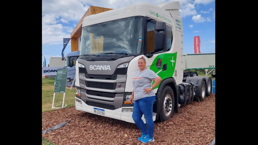 Claudia San Nicola, egresada de la primera edición de Conductoras de Scania en Expoagro 