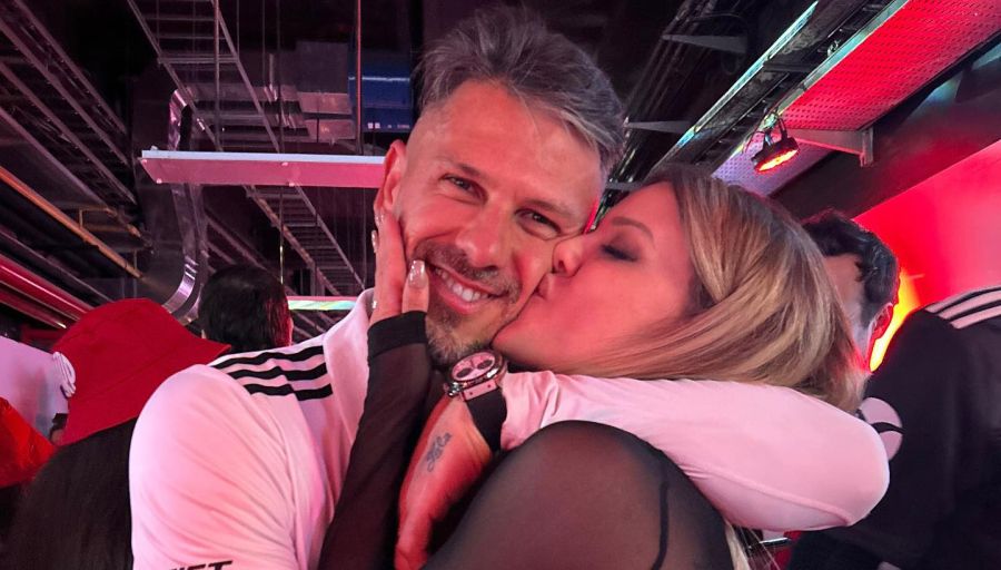 el beso entre Evangelina Anderson y Martín Demichelis tras la victoria de river