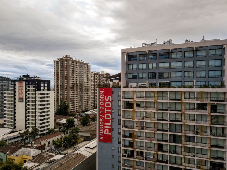 Exceso de departamentos: la crisis que golpea a la industria inmobiliaria en Chile