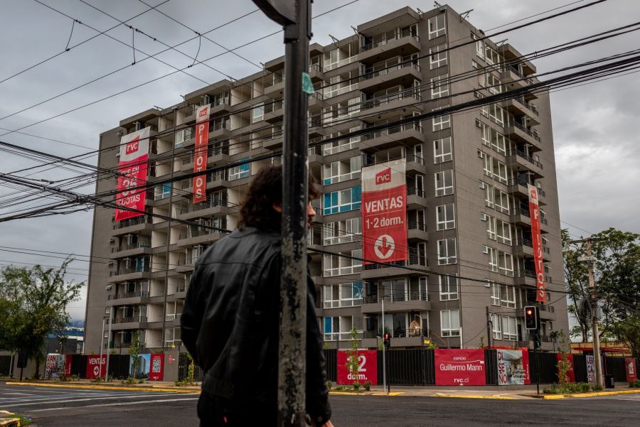 Exceso de departamentos: la crisis que golpea a la industria inmobiliaria en Chile