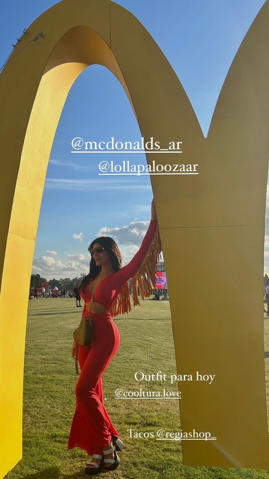 Charlotte Caniggia impresionó con un traje rojo con flecos en su paso por el Lollapalooza