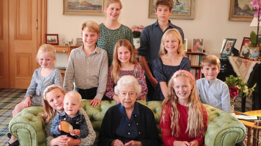 Isabel II junto a sus nietos y bisnietos 