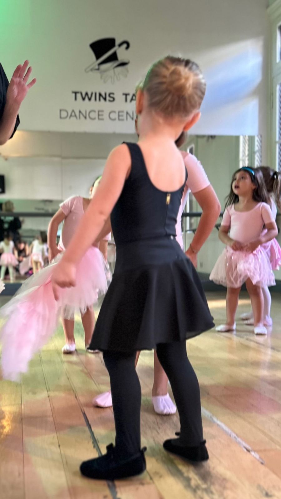 Así son las clases de mini ballet que practica Ana García Moritán, la hija de Pampita