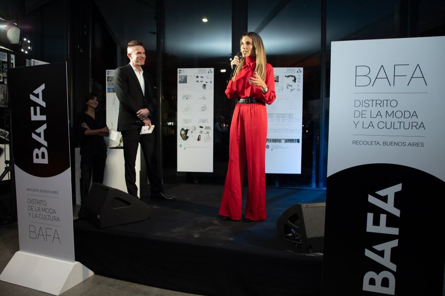 María Belén Ludueña deslumbró con su look total red en la inauguración del BAFA