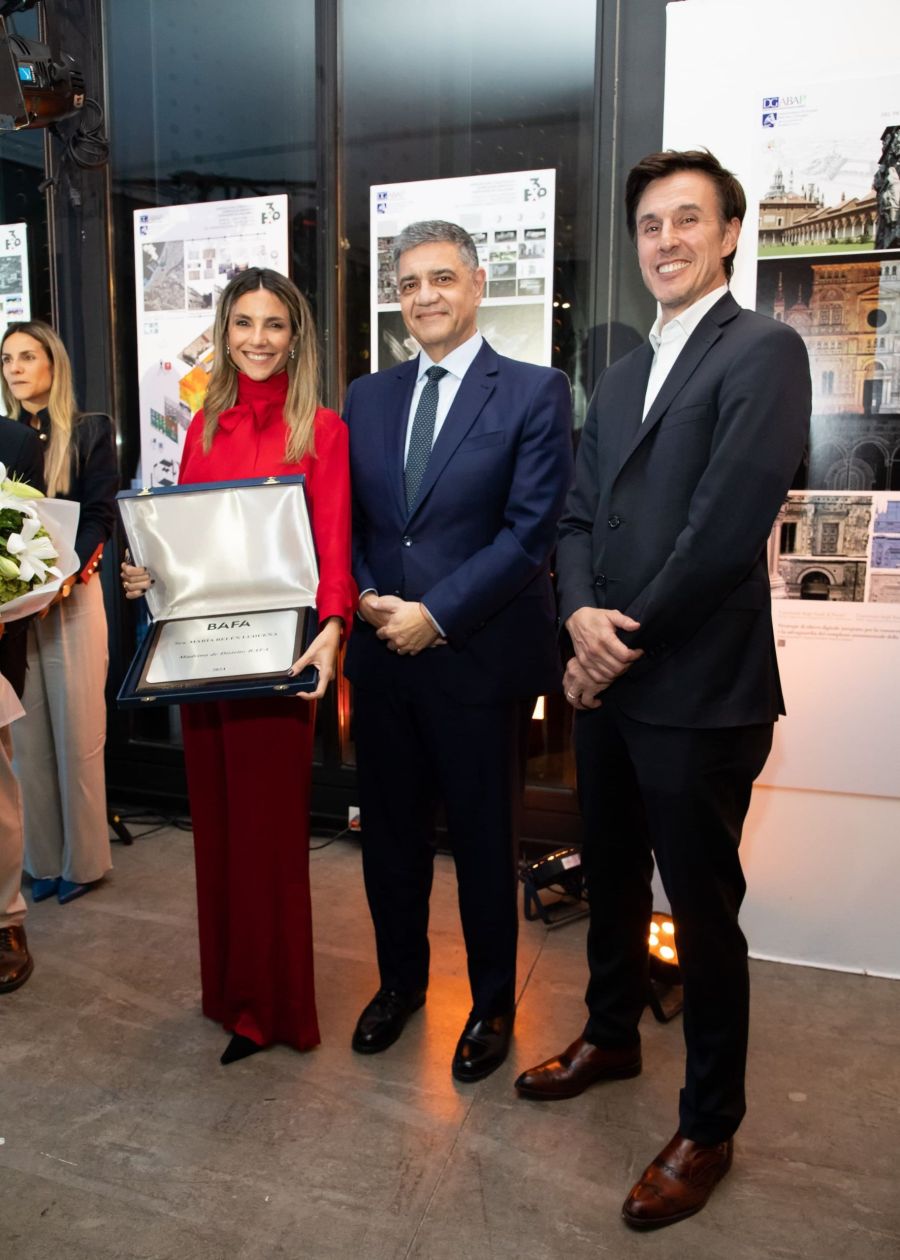 María Belén Ludueña deslumbró con su look total red en la inauguración del BAFA