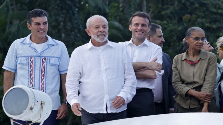 20240326 El presidente brasileño, Luiz Inácio Lula Da Silva, y el presidente francés, Emmanuel Macron, navegan en barco hacia la isla Combu, frente a Belem, estado de Pará, Brasil