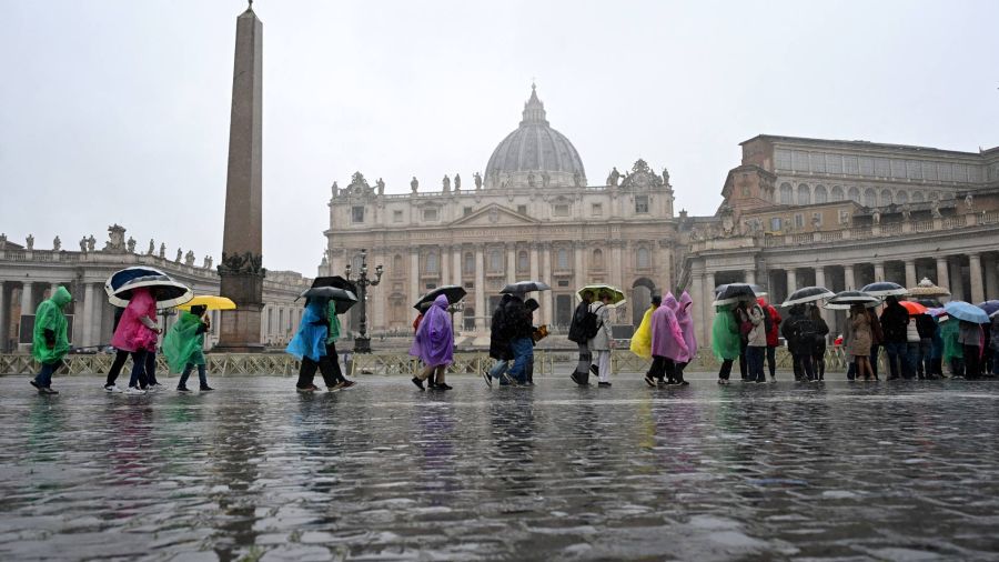Fotogaleria Los turistas caminan bajo una fuerte lluvia después de la audiencia general semanal en la plaza de San Pedro en el Vaticano