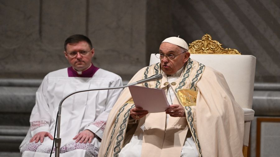 20240330 El Papa Francisco preside la vigilia pascual como parte de las celebraciones de la Semana Santa, en la Basílica de San Pedro en el Vaticano